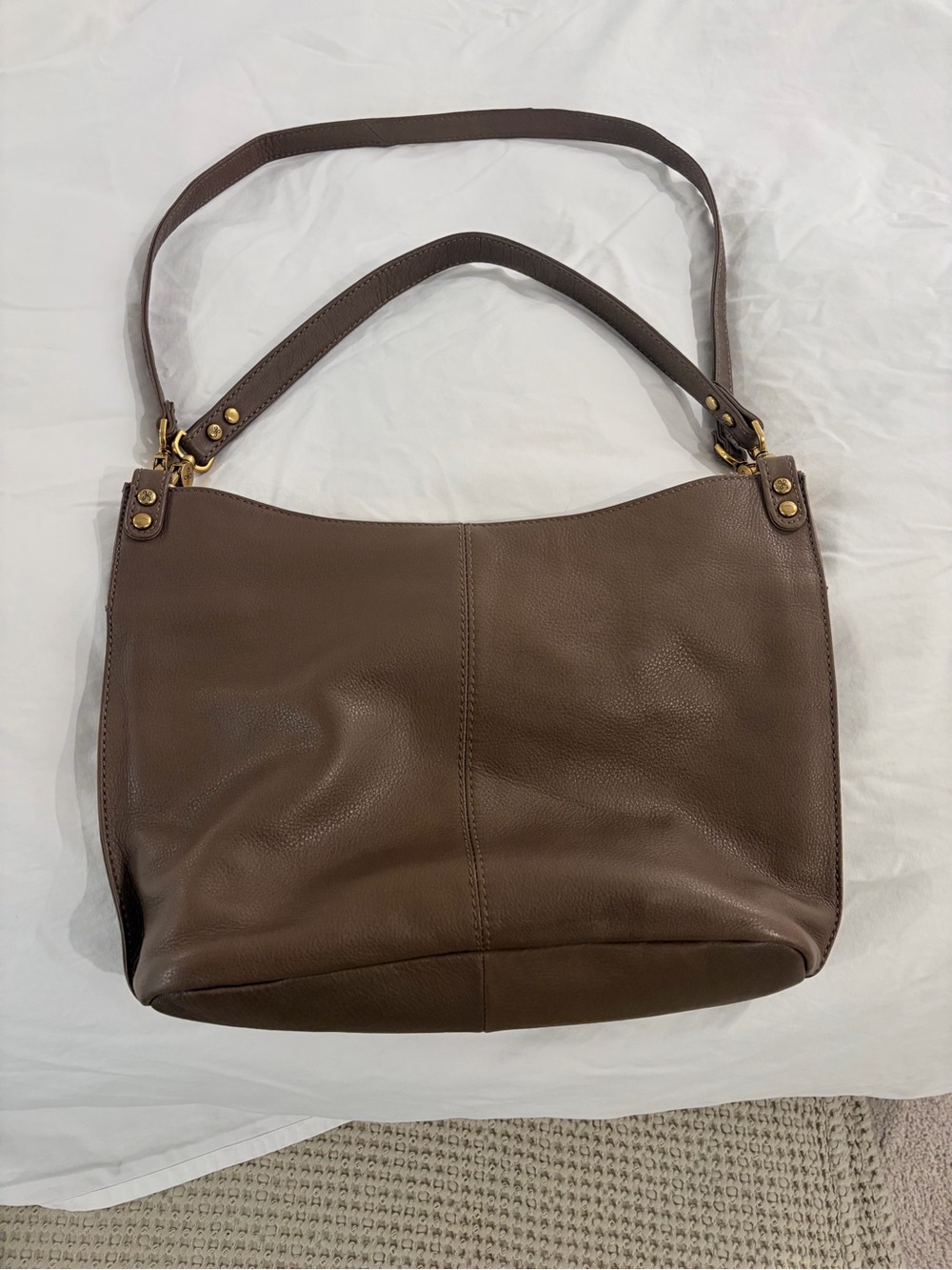 HOBO Pier Crossbody Bag
Graphite Tan/brownish Leather